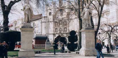 El Espolón con el Arco de Santa María al fondo
